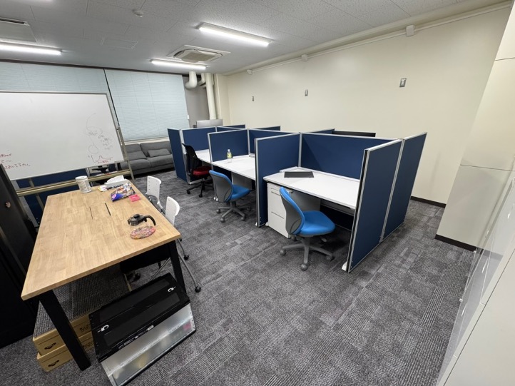 Room 208 - Student Work Space / 208号室 - 学生作業スペース