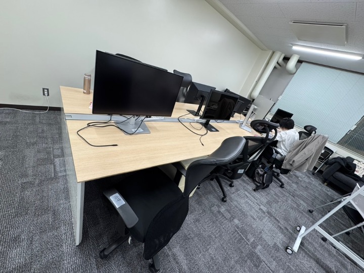 Room 218 - Work Space / 218号室 - 作業スペース